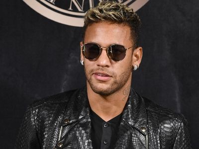 Gaya Nyentrik Neymar di Luar Lapangan