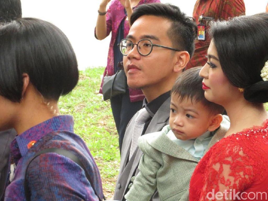 Si Gemas Jan Ethes yang Tak Bisa Lepas dari Selvi Si Gemas Jan Ethes yang Tak Bisa Lepas dari Selvi
