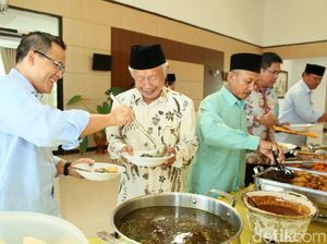 Ini yang Dilakukan Bupati Anas Peringati Hari Guru