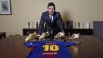 Senyum Semringah Messi di Antara 4 Sepatu Emas Eropa