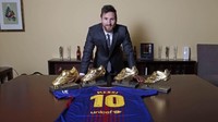 Dengan empat Sepatu Emas Eropa itu, Messi berhasil menyamai koleksi Cristiano Ronaldo. Bintang Real Madrid itu mendapatkannya pada 2008, 2011, 2014, dan 2015. (twitter Barcelona FC)