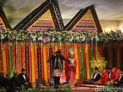 Foto: Kahiyang-Bobby Menari Tortor Somba di Puncak Pesta Adat