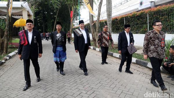 Chairul Tanjung Hadiri Puncak Pesta Adat Kahiyang-Bobby Chairul Tanjung Hadiri Puncak Pesta Adat Kahiyang-Bobby