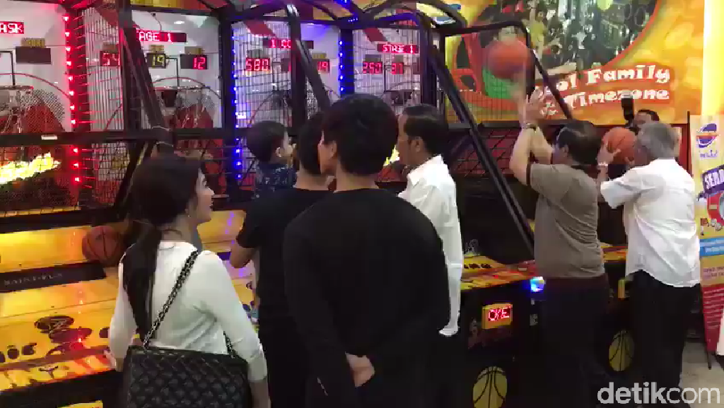Lincahnya Jan Ethes Bantu Jokowi Main Basket Lawan 2 Menteri Lincahnya Jan Ethes Bantu Jokowi Main Basket Lawan 2 Menteri