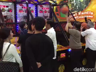 Lincahnya Jan Ethes Bantu Jokowi Main Basket Lawan 2 Menteri