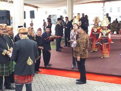 Momen Jokowi dan Iriana Disambut dengan Manortor Mundur