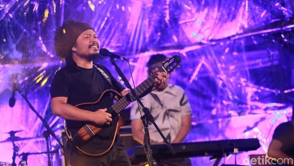 Momen Indah Is dengan Payung Teduh di Tahun Ini