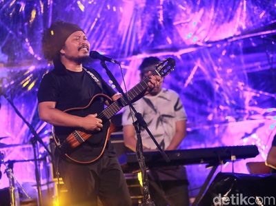 Momen Indah Is dengan Payung Teduh di Tahun Ini