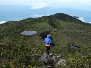 Bikin Kangen Mendaki, Gunung Ini Punya 13 Telaga di Puncaknya! Bikin Kangen Mendaki, Gunung Ini Punya 13 Telaga di Puncaknya!