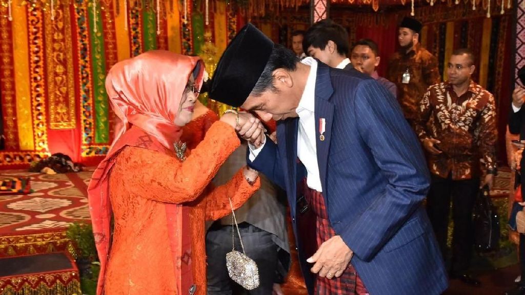 Saat Jokowi Cium Tangan Ibunda di Pesta Adat Kahiyang