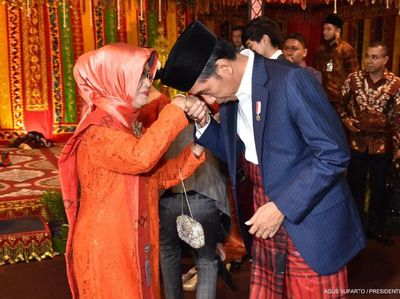 Saat Jokowi Cium Tangan Ibunda di Pesta Adat Kahiyang