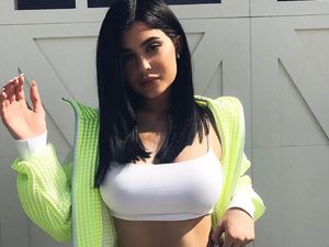 Beredar Foto Kylie Jenner Pamer Perut Hamil