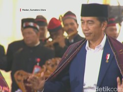 Horas! Jokowi Manortor di Puncak Pesta Adat Kahiyang-Bobby