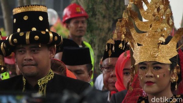Senyum Kahiyang dan Bobby Saat Berbusana Adat Mandailing