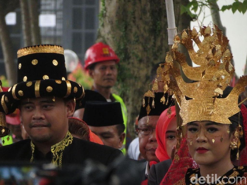 Senyum Kahiyang dan Bobby Saat Berbusana Adat Mandailing Senyum Kahiyang dan Bobby Saat Berbusana Adat Mandailing