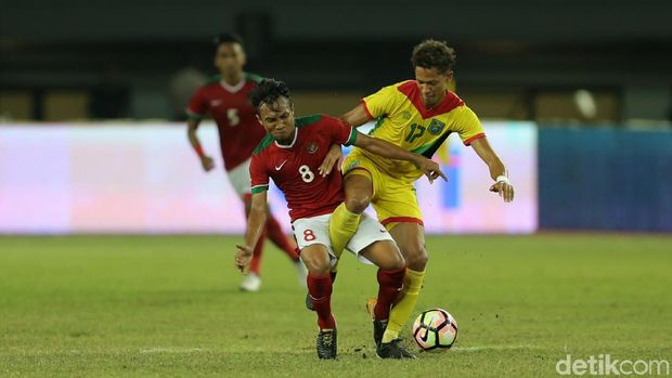 Muhammad Hargianto (kiri) berebut bola dengan pemain Guyana, Brandon Beresford, di Stadion Patriot, Bekasi, Sabtu (25/11/2017). (Agung Pambudhy/detikSport)