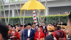 Momen Jokowi Disambut Sebagai Raja di Mata Ni Horja Kahiyang-Bobby