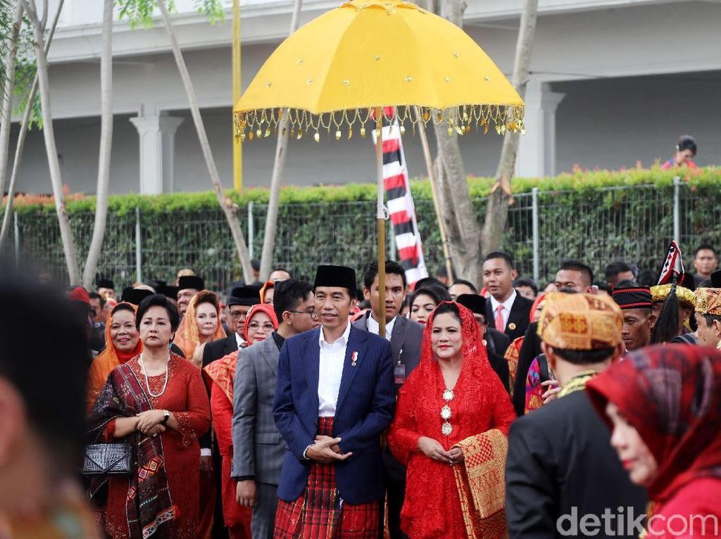 Momen Jokowi Disambut Sebagai Raja di Mata Ni Horja Kahiyang-Bobby