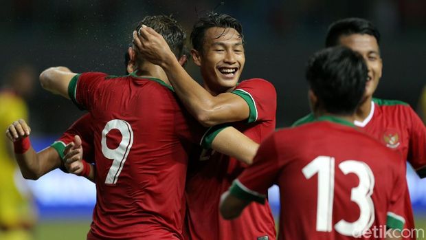 Hansamu Yama merayakan kemenangan Timnas Indonesia atas Guyana 2-1 dalam laga uji coba di Stadion Patriot Candrabhaga, Bekasi, Sabtu (25/11/2017).  