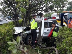 Hilang Kendali, Sedan Tabrak Pembatas Tol Jagorawi Km 03