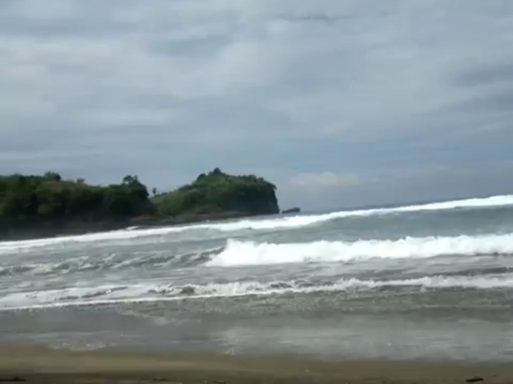 Pengunjung Pantai Serang Blitar Dilaporkan Hilang Terseret Ombak