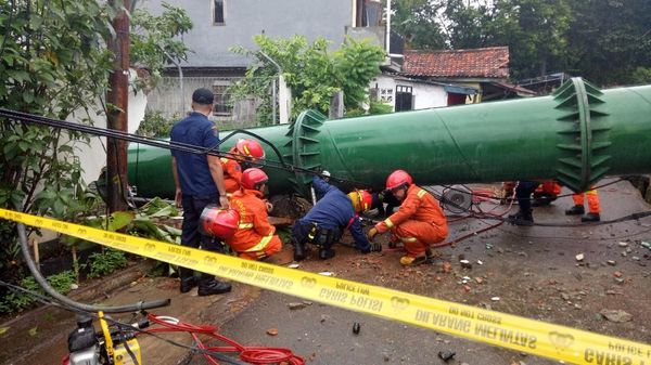 Penampakan Tower BTS yang Roboh dan Timpa 3 Rumah di Cipayung
