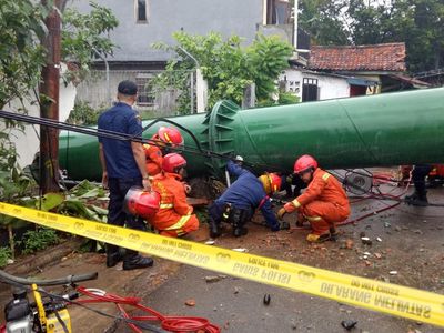 Penampakan Tower BTS yang Roboh dan Timpa 3 Rumah di Cipayung