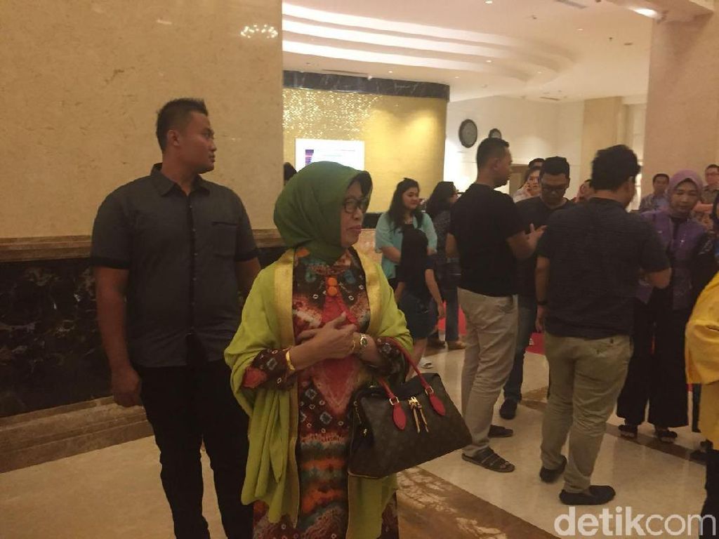 Sebelum Pulang, Ibunda Jokowi Nikmati Kuliner di Medan