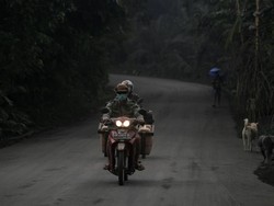 Hati-hati Abu Vulkanik, Tutup Kaca Helm atau Gunakan Kacamata