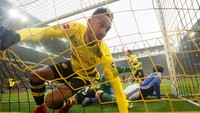 Pierre-Emerick Aubameyang memecah kebuntuan untuk membuat Dortmund unggul duluan lewat gol di menit ke-12. (Foto: Wolfgang Rattay/REUTERS)