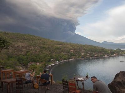 Mereka yang Tetap Berwisata Ketika Gunung Agung Meletus