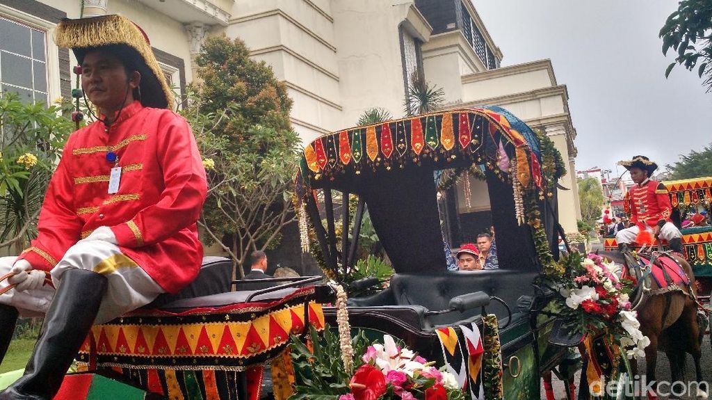 Foto: Ornamen Mandailing dan Bunga di Kereta Kencana Kahiyang-Bobby Foto: Ornamen Mandailing dan Bunga di Kereta Kencana Kahiyang-Bobby