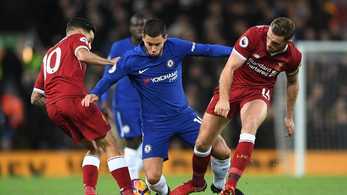 LIVERPOOL, ENGLAND - NOVEMBER 25:  Eden Hazard of Chelsea battles with Philippe Coutinho and Jordan Henderson of Liverpool during the Premier League match between Liverpool and Chelsea at Anfield on November 25, 2017 in Liverpool, England.  (Photo by Shaun Botterill/Getty Images)