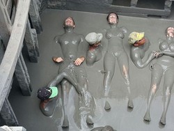 Berani Coba? Spa Lumpur Langsung di Gunung Berapi