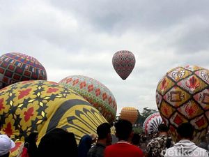 Diikat Tali, Puluhan Balon Udara Diterbangkan di Wonosobo