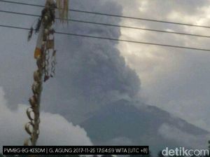 Masyarakat Diimbau Tak Dekati Radius 6 Km dari Puncak Gunung Agung Masyarakat Diimbau Tak Dekati Radius 6 Km dari Puncak Gunung Agung