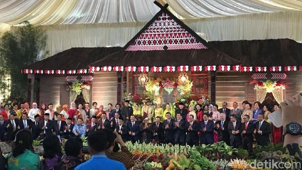 Melihat Kekompakan Menteri Jokowi di Resepsi Kahiyang-Bobby