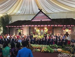 Jepret! Menteri Kabinet Jokowi Foto Bareng di Resepsi Kahiyang-Bobby