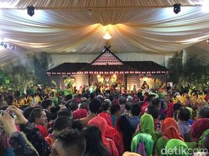 Panjangnya Antrean untuk Bersalaman dengan Kahiyang-Bobby Panjangnya Antrean untuk Bersalaman dengan Kahiyang-Bobby