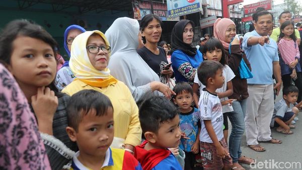 Potret Antusias Warga Saksikan Kirab Kahiyang-Bobby