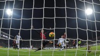 Icardi mencetak gol pertama Inter ke gawang Cagliari, untuk membuat skor jadi 1-0 yang bertahan sampai babak pertama habis. (Foto: Alberto Lingria/Reuters)