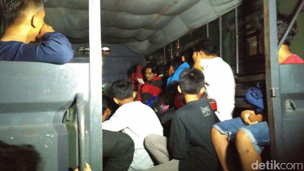 Anggota geng motor yang kedapatan mengonsumsi minuman keras langsung diamankan. 