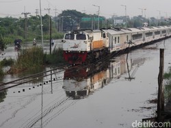 Lokomotif Si Merah Dikerahkan untuk Terjang Banjir di Porong