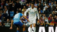 Dalam pertandingan di Santiago Bernabeu, Sabtu (25/11/2017), Madrid menang tipis saat melawan Malaga. Skor akhirnya 3-2, Ronaldo penentu kemenangannya. (Foto: Javier Barbancho/Reuters)