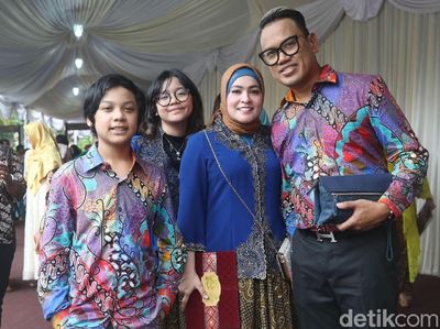 Gaya Kompak Keluarga Uya Kuya di Resepsi Kahiyang-Bobby