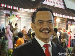 Ini Amir Nasution, Raja Pantun yang Jadi MC Resepsi Kahiyang-Bobby