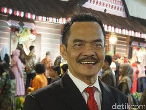 Ini Amir Nasution, Raja Pantun yang Jadi MC Resepsi Kahiyang-Bobby Ini Amir Nasution, Raja Pantun yang Jadi MC Resepsi Kahiyang-Bobby