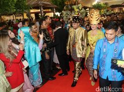 Suasana Hangat di Resepsi Kahiyang-Bobby