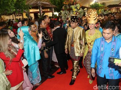 Suasana Hangat di Resepsi Kahiyang-Bobby