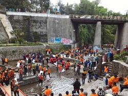 Cegah Banjir, Siswa dan Relawan Bersihkan Sungai di Boyolali
